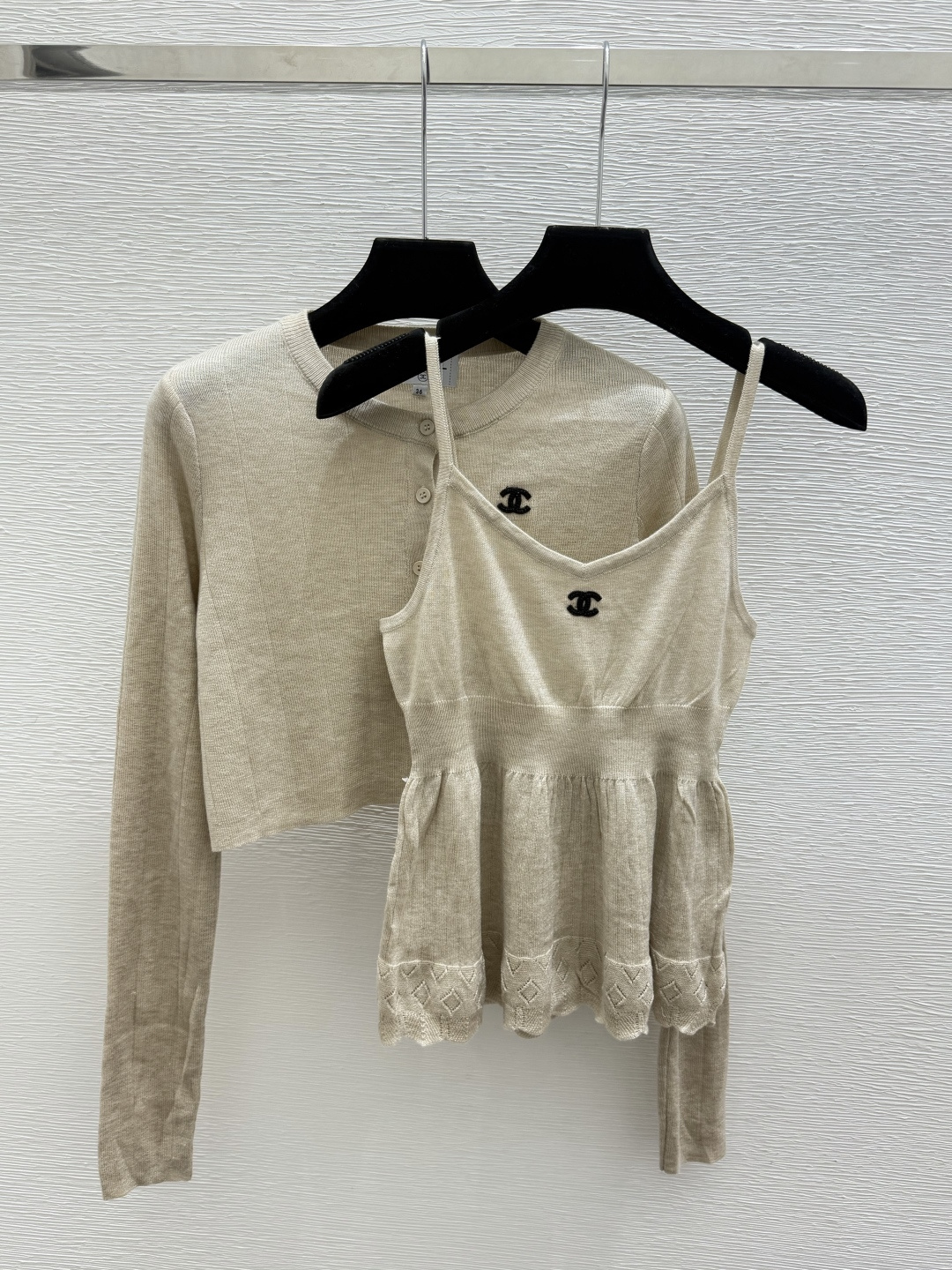 🆕CH家🆕  早秋新款  纯色简约针织吊带两件套 颜色：杏色 灰色 尺码：36.38.40