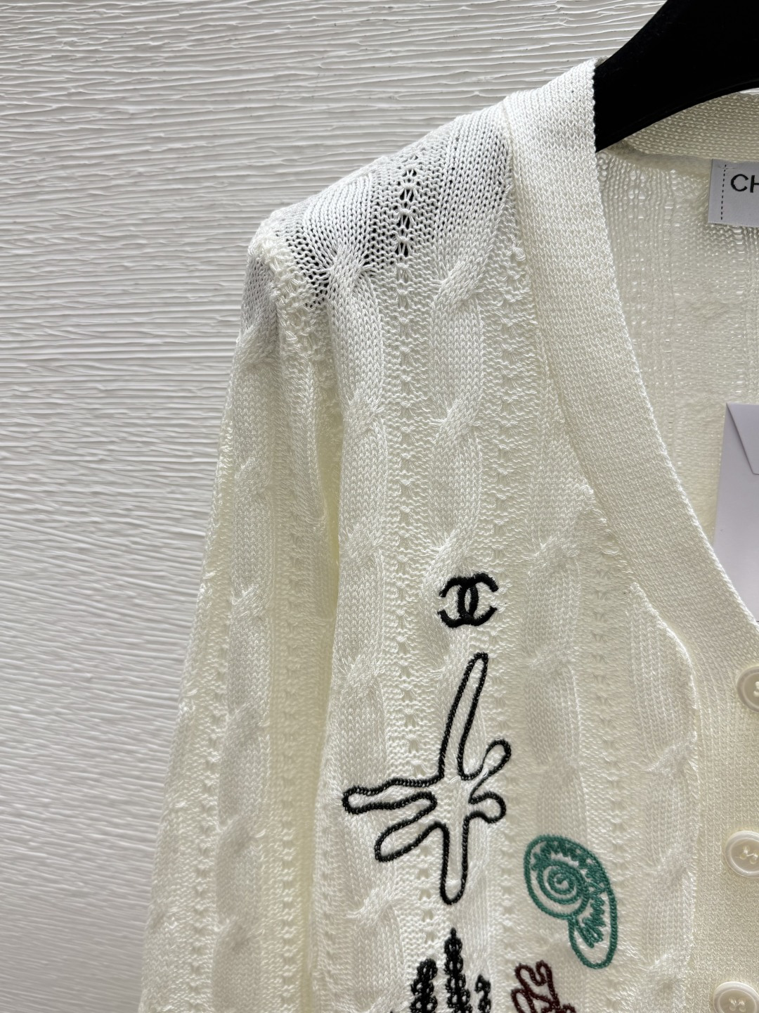 🆕CH家🆕  早秋新款  撞色海草V领针织长袖开衫 颜色：白色 黑色 尺码：36.38.40
