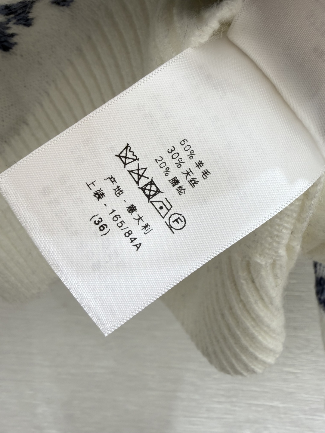 🆕D家🆕  早秋新款  撞色青花瓷圆领针织长袖 颜色：白色 尺码：36.38.40