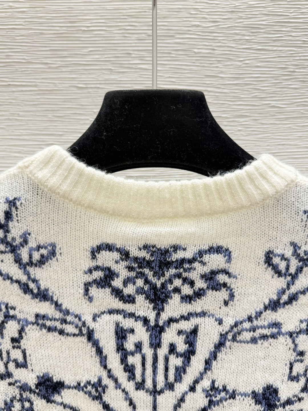 🆕D家🆕  早秋新款  撞色青花瓷圆领针织长袖 颜色：白色 尺码：36.38.40