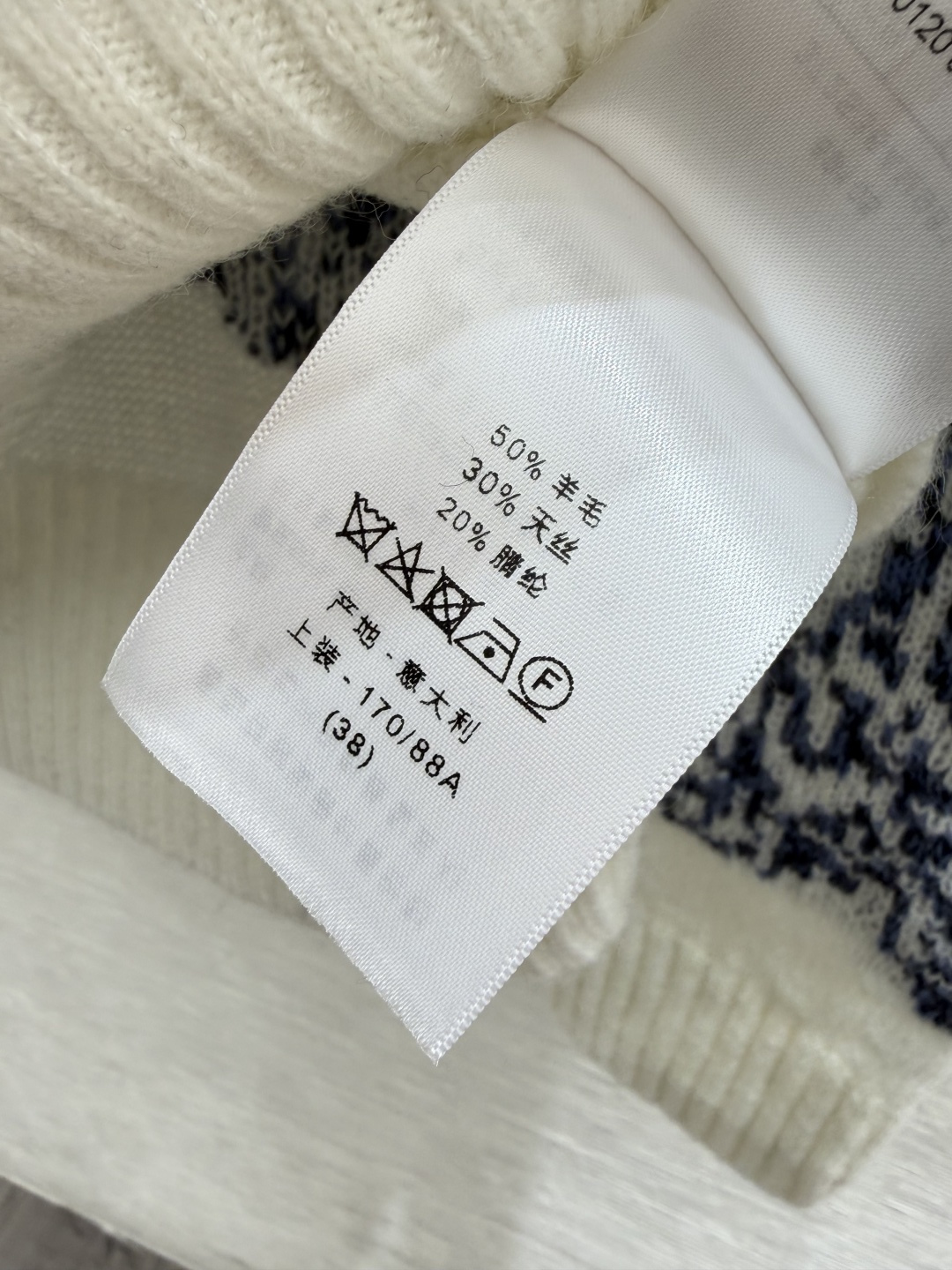 🆕D家🆕  早秋新款  撞色蝴蝶圆领针织长袖 颜色：白色 尺码：36.38.40