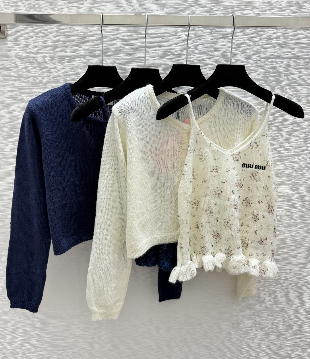 🆕M家🆕  早秋新款 撞色花卉针织吊带两件套 颜色：白色 宝蓝 尺码：36.38.40