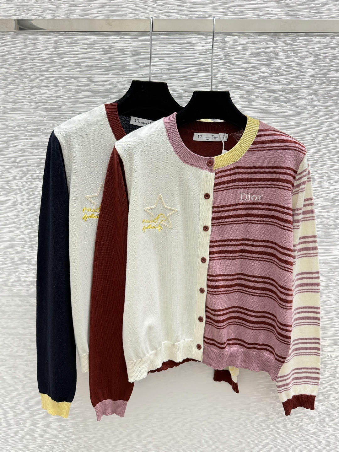 🆕D家🆕  早秋新款 撞色条纹圆领针织长袖开衫 颜色：红色 宝蓝 尺码：36.38.40