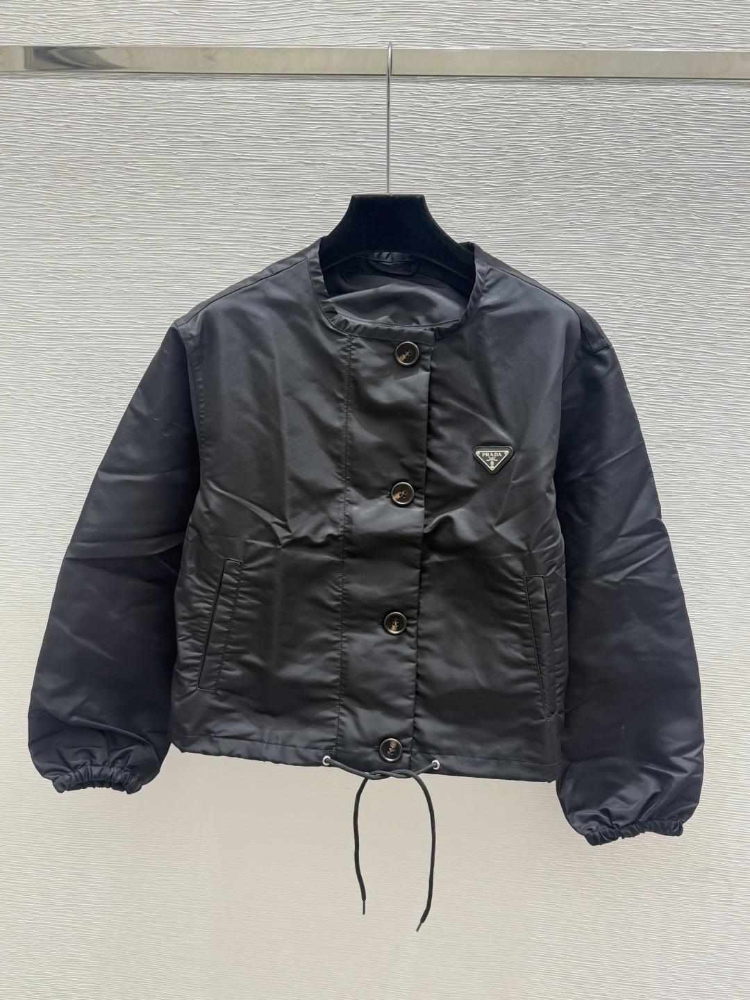🆕P家🆕  早秋新款 纯色简约圆领长袖开衫 颜色：黑色 尺码：36.38.40