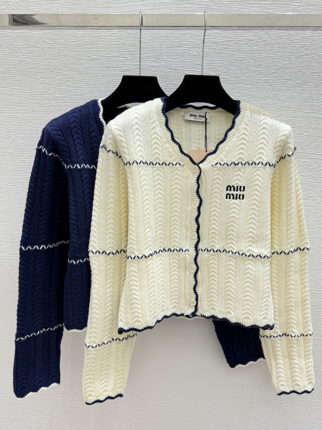 🆕M家🆕  早秋新款 撞色条纹V领针织长袖开衫 颜色：杏色 宝蓝 尺码：36.38.40