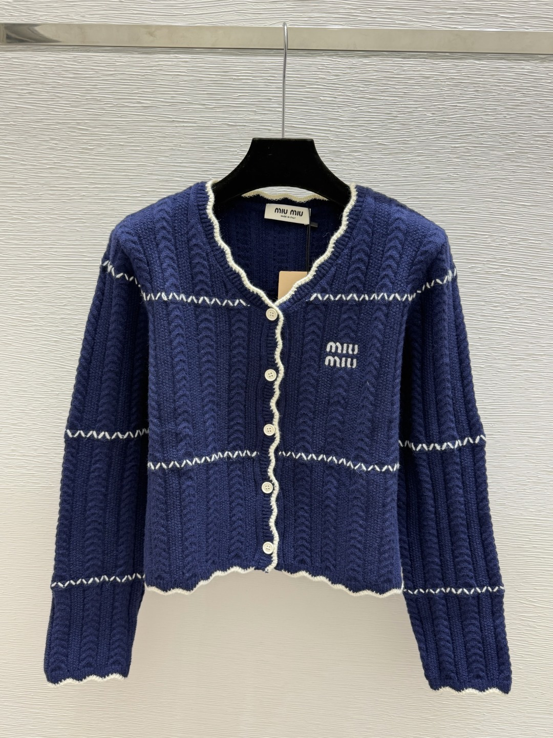 🆕M家🆕  早秋新款 撞色条纹V领针织长袖开衫 颜色：杏色 宝蓝 尺码：36.38.40