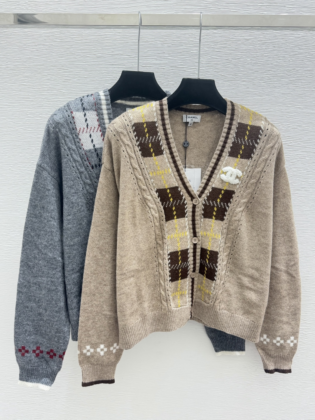 🆕CH家🆕  早秋新款 撞色格子V领针织长袖开衫 颜色：卡其 灰色 尺码：36.38.40