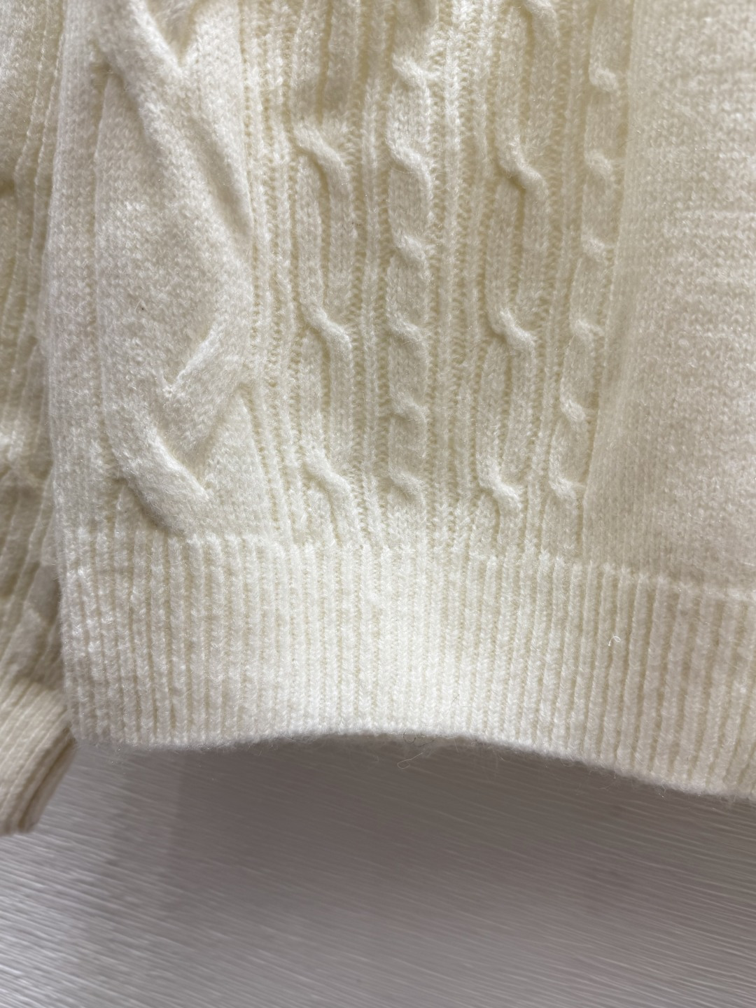 🆕CH家🆕  早秋新款 纯色翻领针织长袖 颜色：白色 粉色 尺码：36.38.40