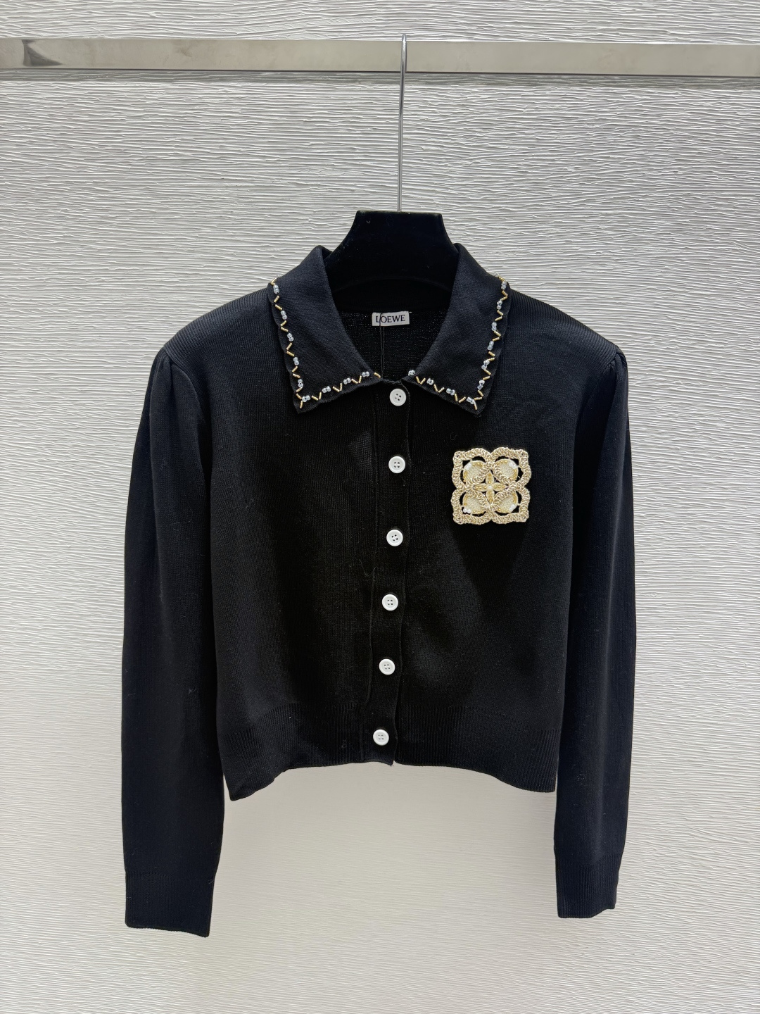 🆕LO家🆕  早秋新款 撞色钉珠翻领针织长袖开衫 颜色：白色 黑色 尺码：36.38.40