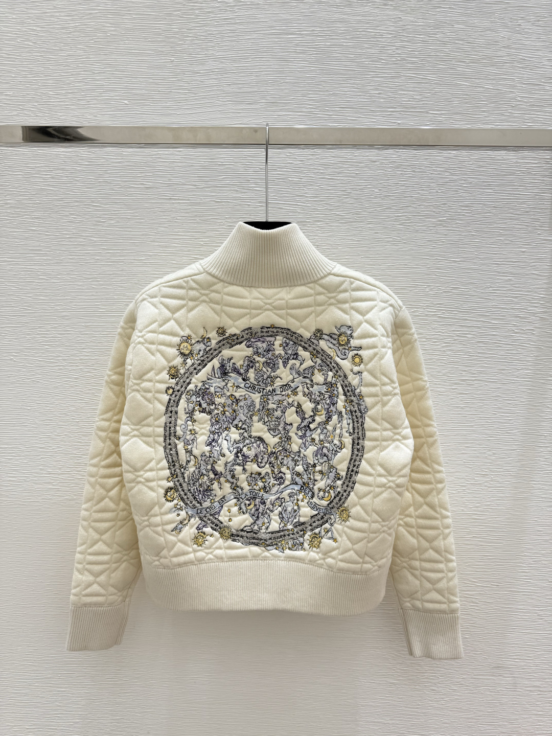 🆕D家🆕  早秋新款  背后动物丛林高领针织羽绒开衫 颜色：白色 尺码：36.38.40      