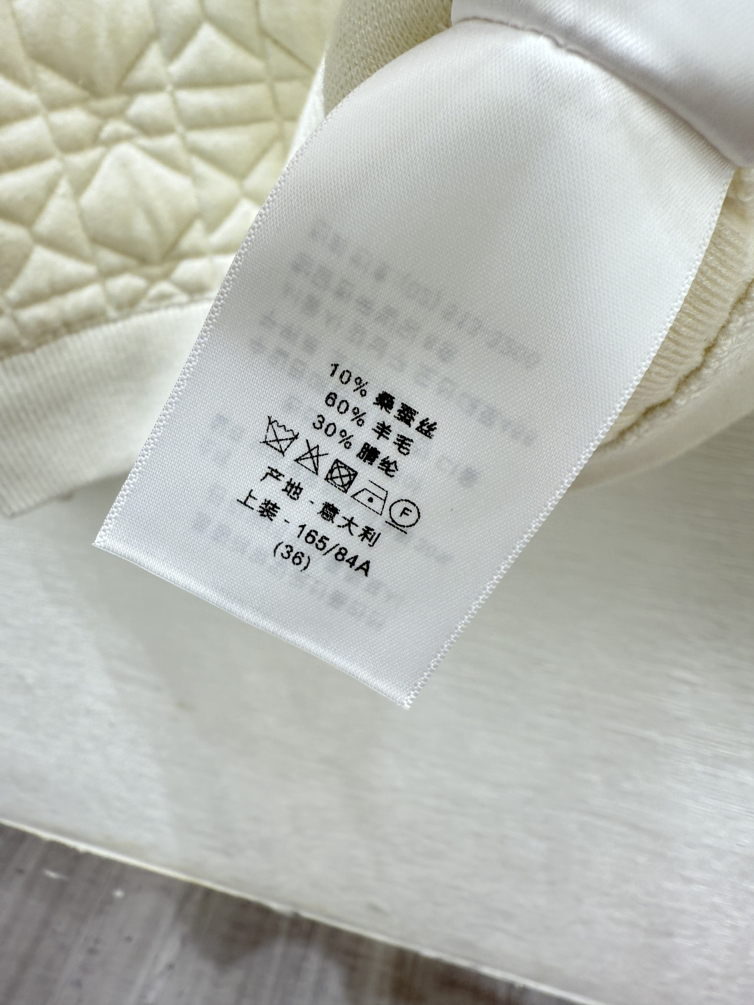 🆕D家🆕  早秋新款  背后动物丛林高领针织羽绒开衫 颜色：白色 尺码：36.38.40      