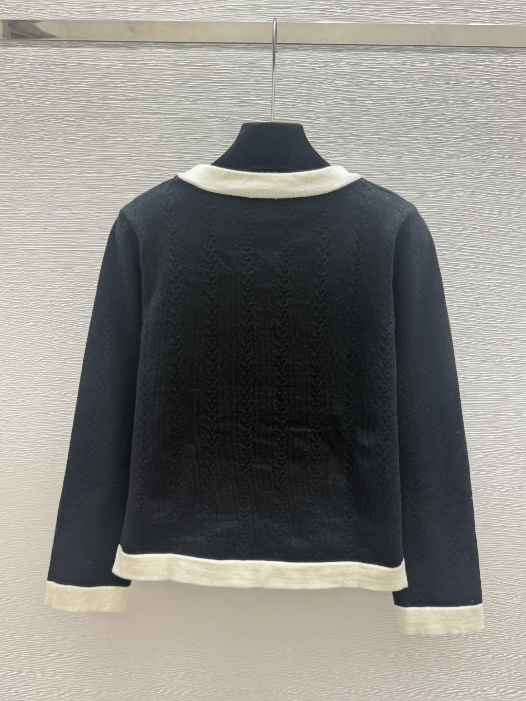 🆕LO家🆕  早秋新款 撞色简约V领针织长袖开衫 颜色：白色 黑色 尺码：36.38.40