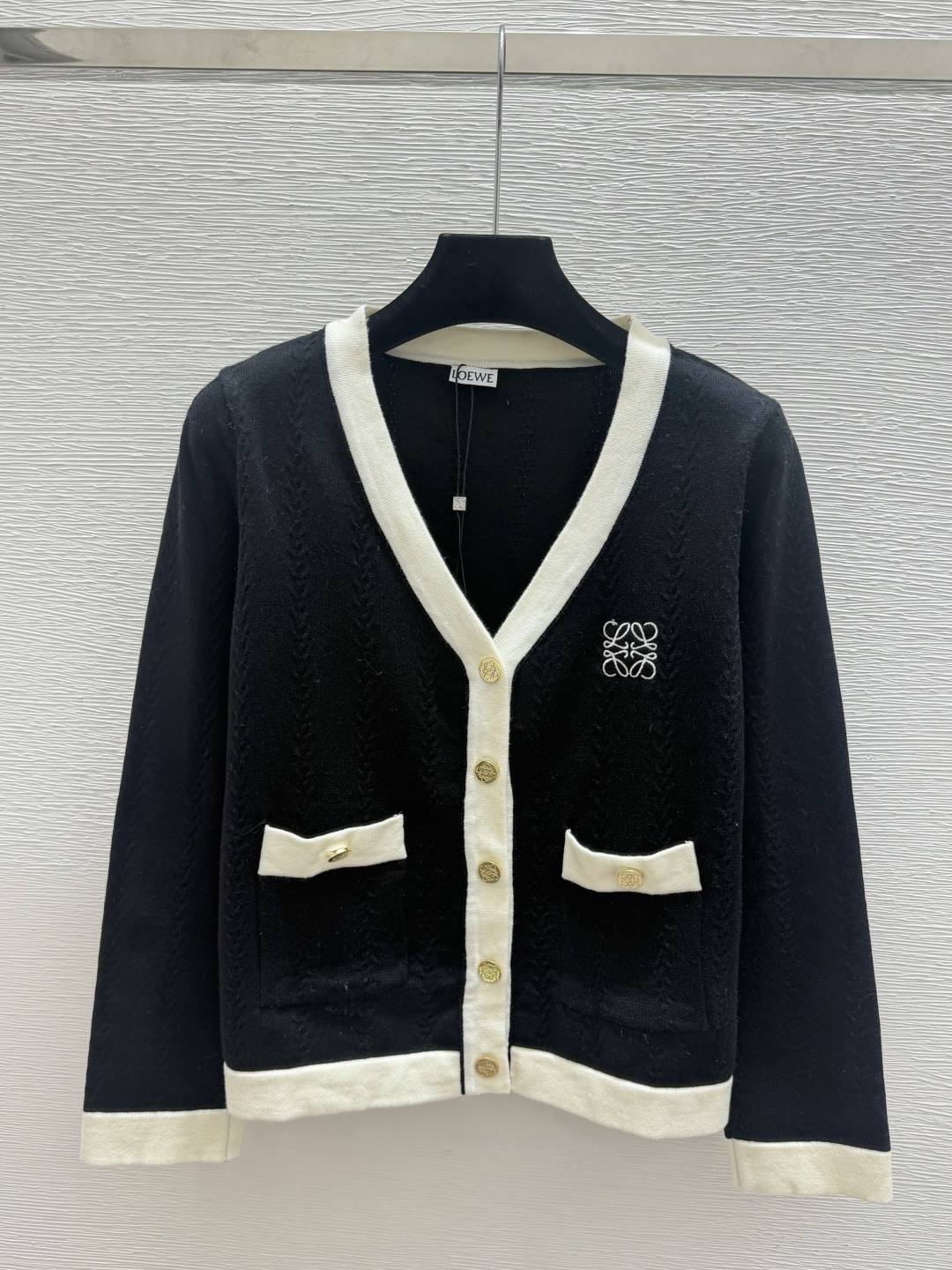 🆕LO家🆕  早秋新款 撞色简约V领针织长袖开衫 颜色：白色 黑色 尺码：36.38.40