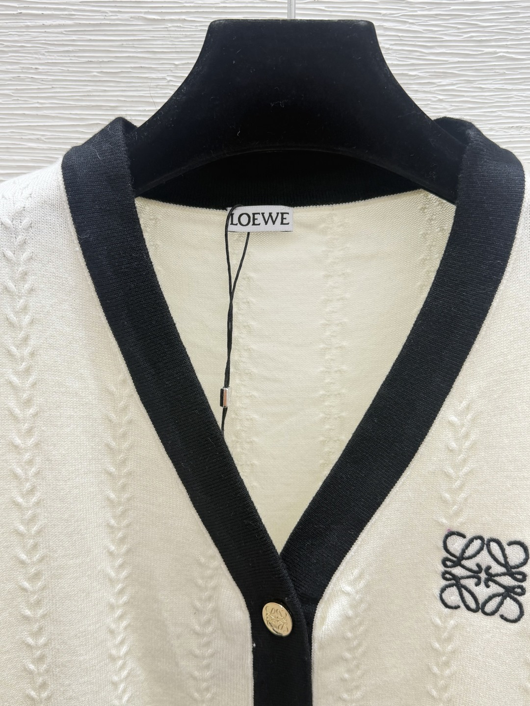 🆕LO家🆕  早秋新款 撞色简约V领针织长袖开衫 颜色：白色 黑色 尺码：36.38.40