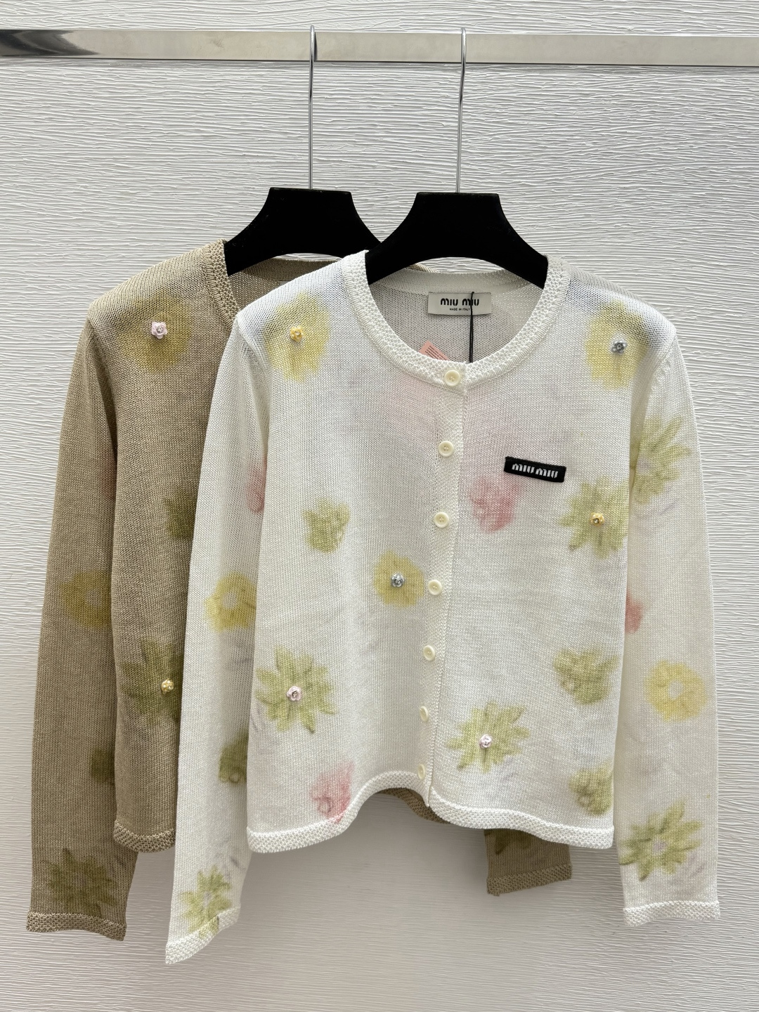 🆕M家🆕  春夏新款 撞色花卉圆领针织长袖开衫 颜色：白色 咖啡 尺码：36.38.40