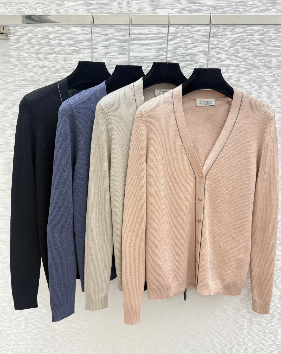 🆕BC家🆕  春夏新款 纯色简约V领针织长袖开衫 颜色：粉色 杏色 蓝色 黑色 尺码：36.38.40