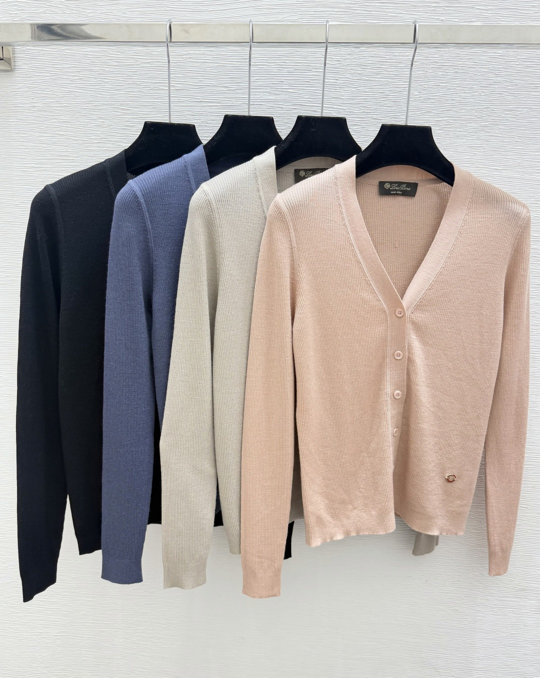 🆕LP家🆕  春夏新款 纯色简约V领针织长袖开衫 颜色：粉色 杏色 蓝色 黑色 尺码：36.38.40