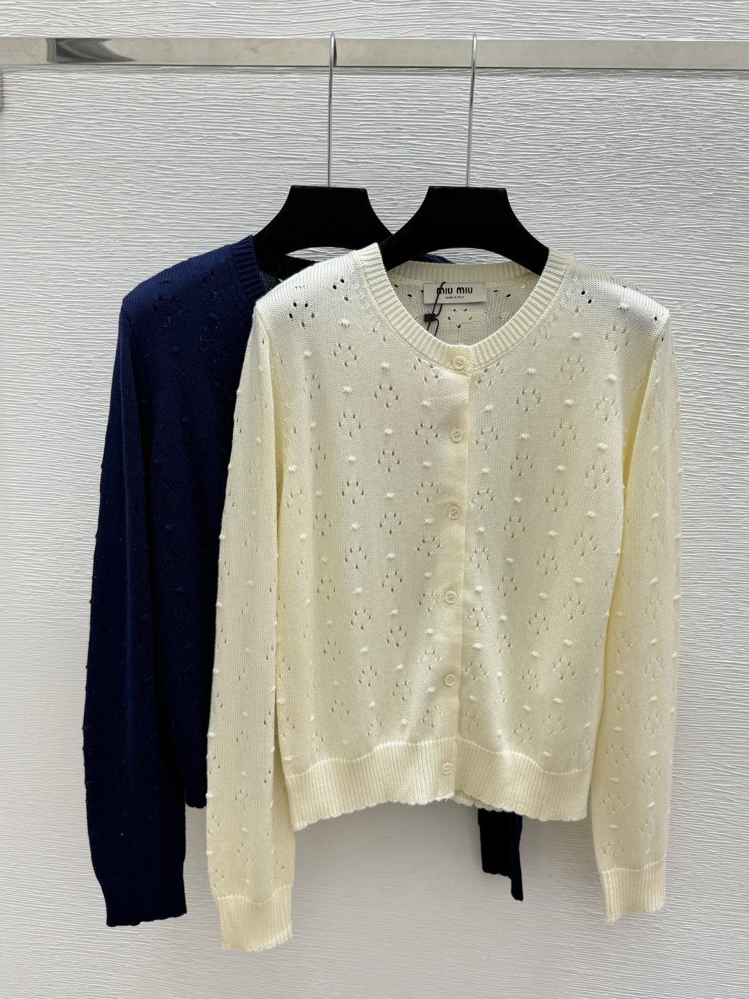 🆕M家🆕  春夏新款 纯色简约圆领针织长袖开衫 颜色：杏色 宝蓝 尺码：36.38.40