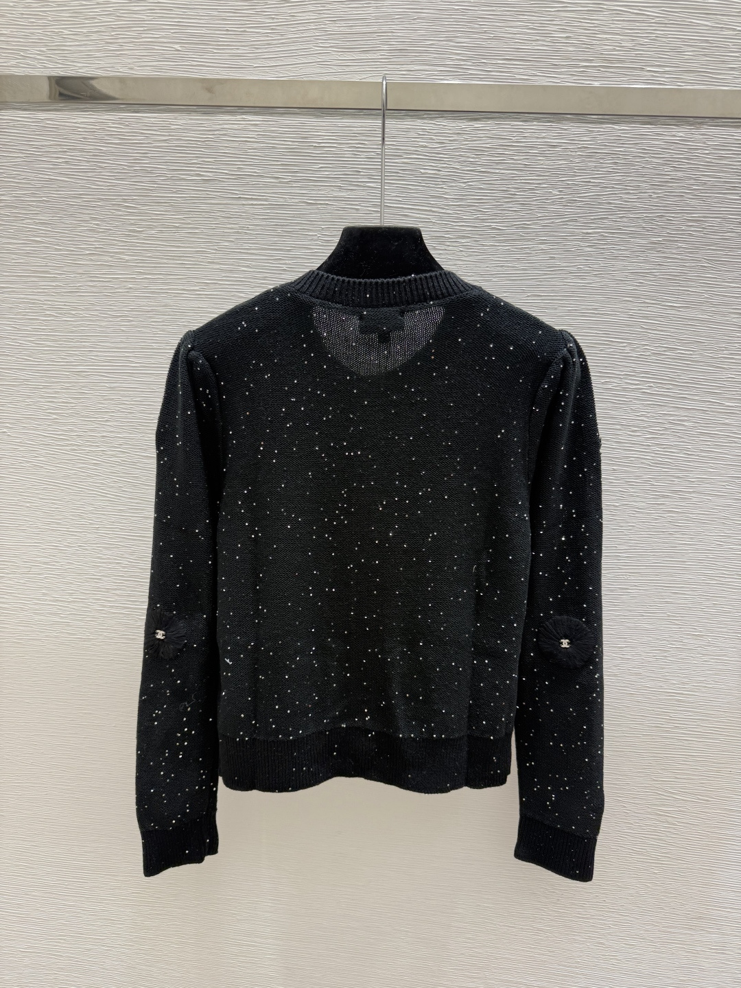 🆕CH家🆕  早秋新款 纯色花卉圆领针织长袖开衫 颜色：白色 黑色 尺码：36.38.40