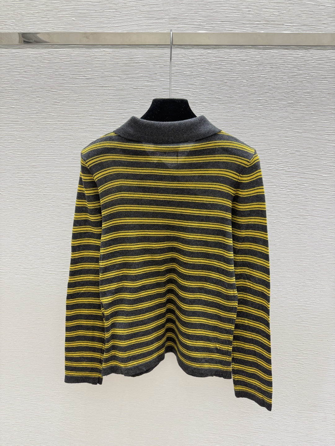 🆕P家🆕  早秋新款 撞色条纹翻领针织长袖 颜色：浅灰 深灰 尺码：36.38.40