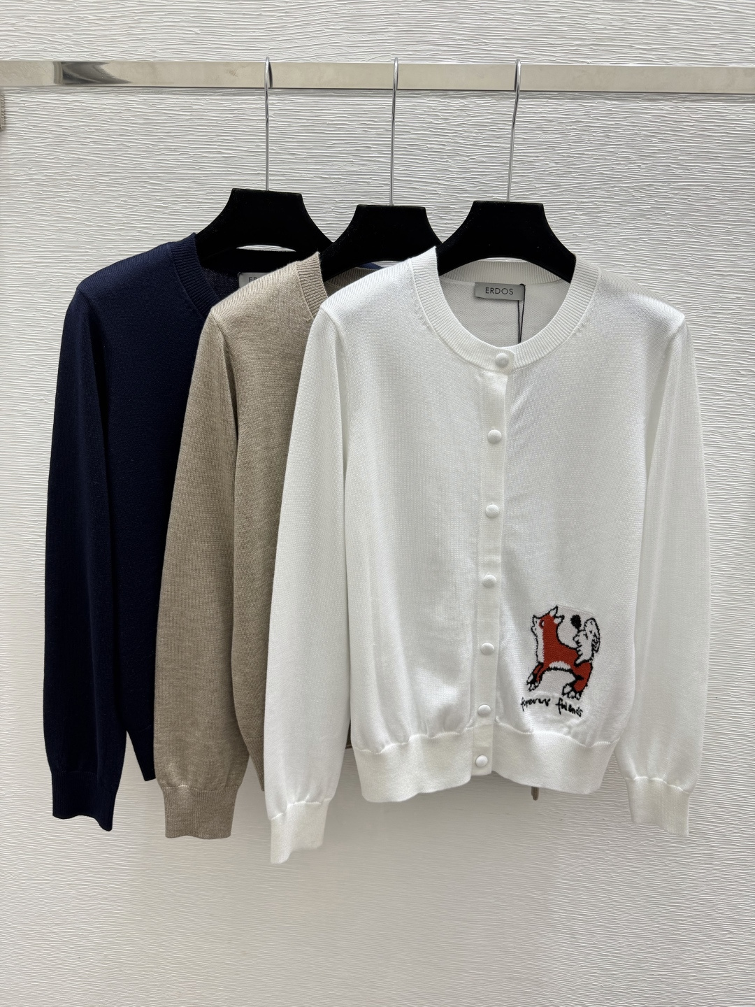 🆕ER家🆕  早秋新款 撞色狐狸圆领针织长袖开衫 颜色：白色 燕麦 宝蓝 尺码：36.38.40