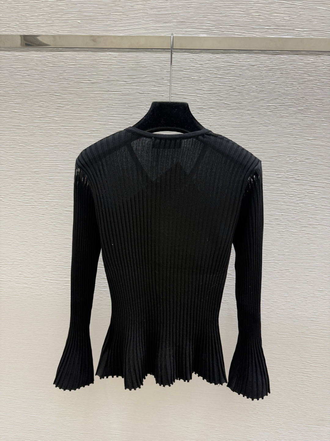 🆕M家🆕  早秋新款 纯色烫钻V领针织长袖 颜色：杏色 黑色 尺码：36.38.40