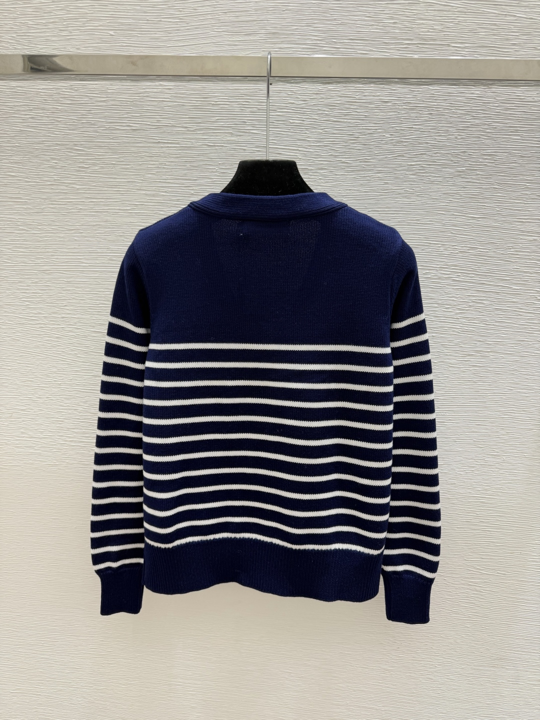 🆕D家🆕  早秋新款 撞色条纹V领针织长袖开衫 颜色：宝蓝 白色  尺码：36.38.40