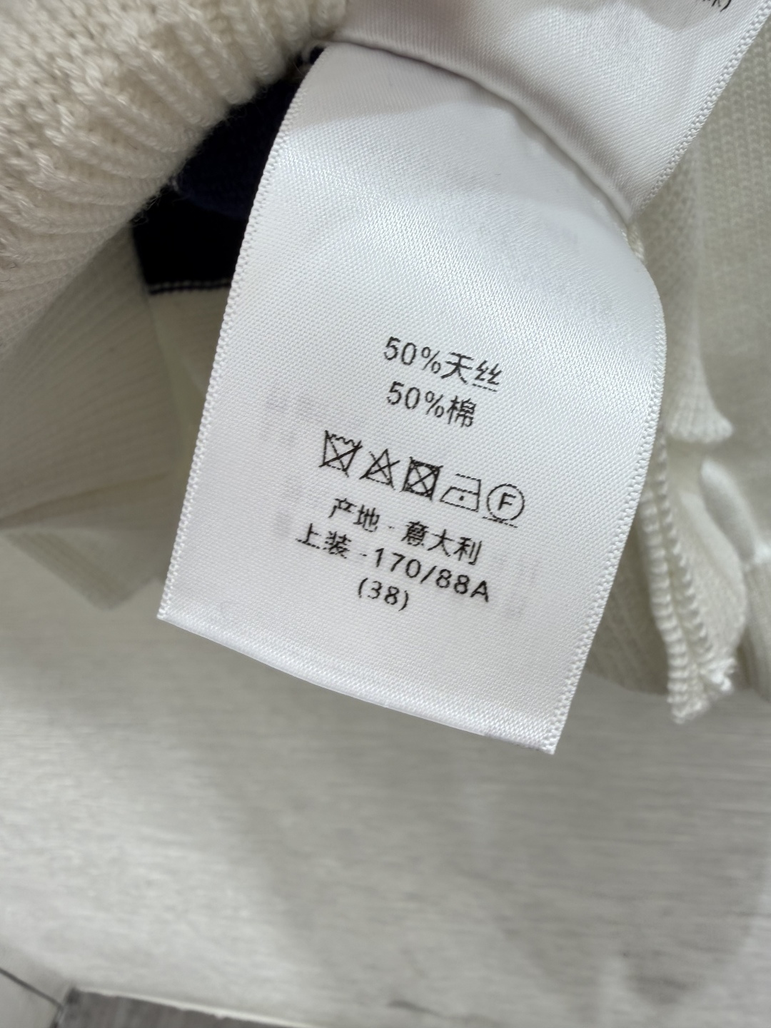 🆕D家🆕  早秋新款 撞色条纹圆领针织长袖开衫 颜色：白色 宝蓝 尺码：36.38.40