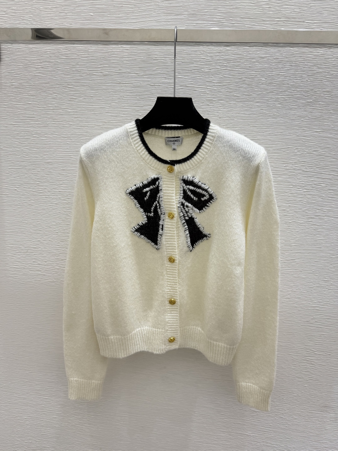 🆕CH家🆕  早秋新款 撞色蝴蝶结圆领针织长袖开衫 颜色：白色 尺码：36.38.40