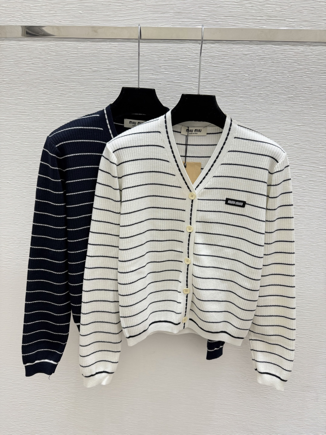 🆕M家🆕  早秋新款 撞色条纹V领针织长袖开衫 颜色：白色 宝蓝 尺码：36.38.40