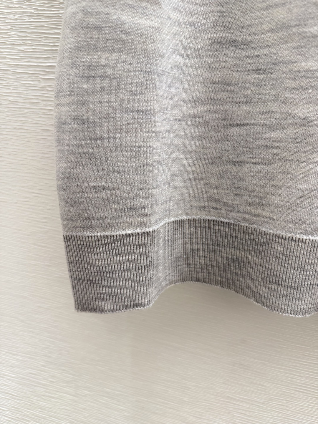 🆕D家🆕  早秋新款 纯色重工钉珠圆领针织短袖 颜色：灰色 尺码：36.38.40