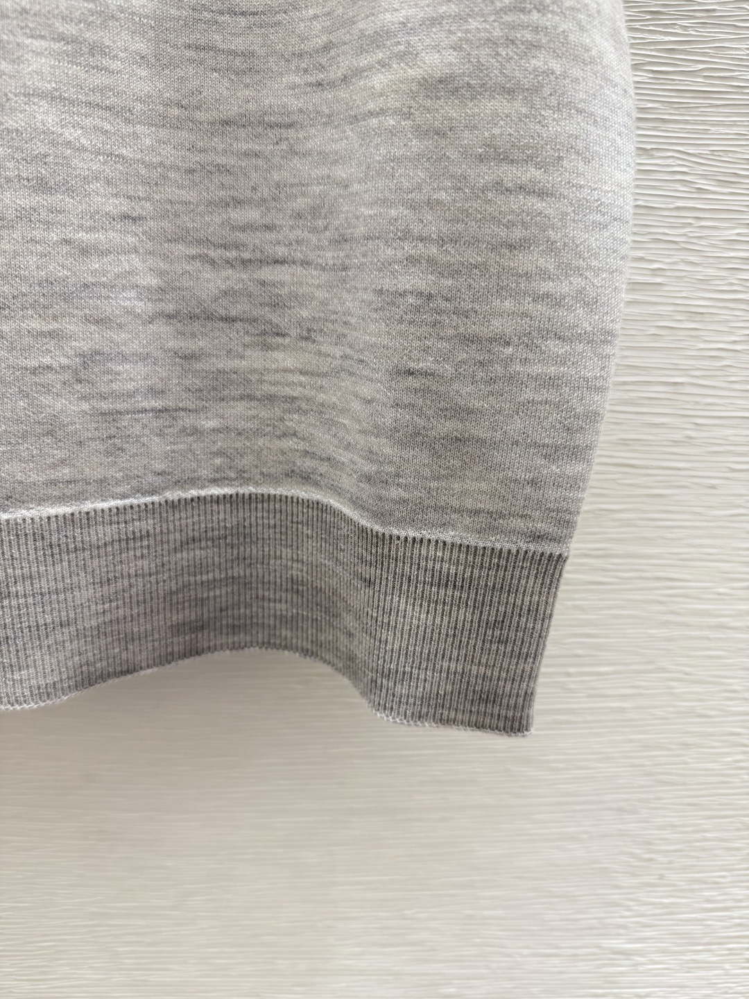 🆕D家🆕  早秋新款 纯色重工钉珠圆领针织短袖 颜色：灰色 尺码：36.38.40