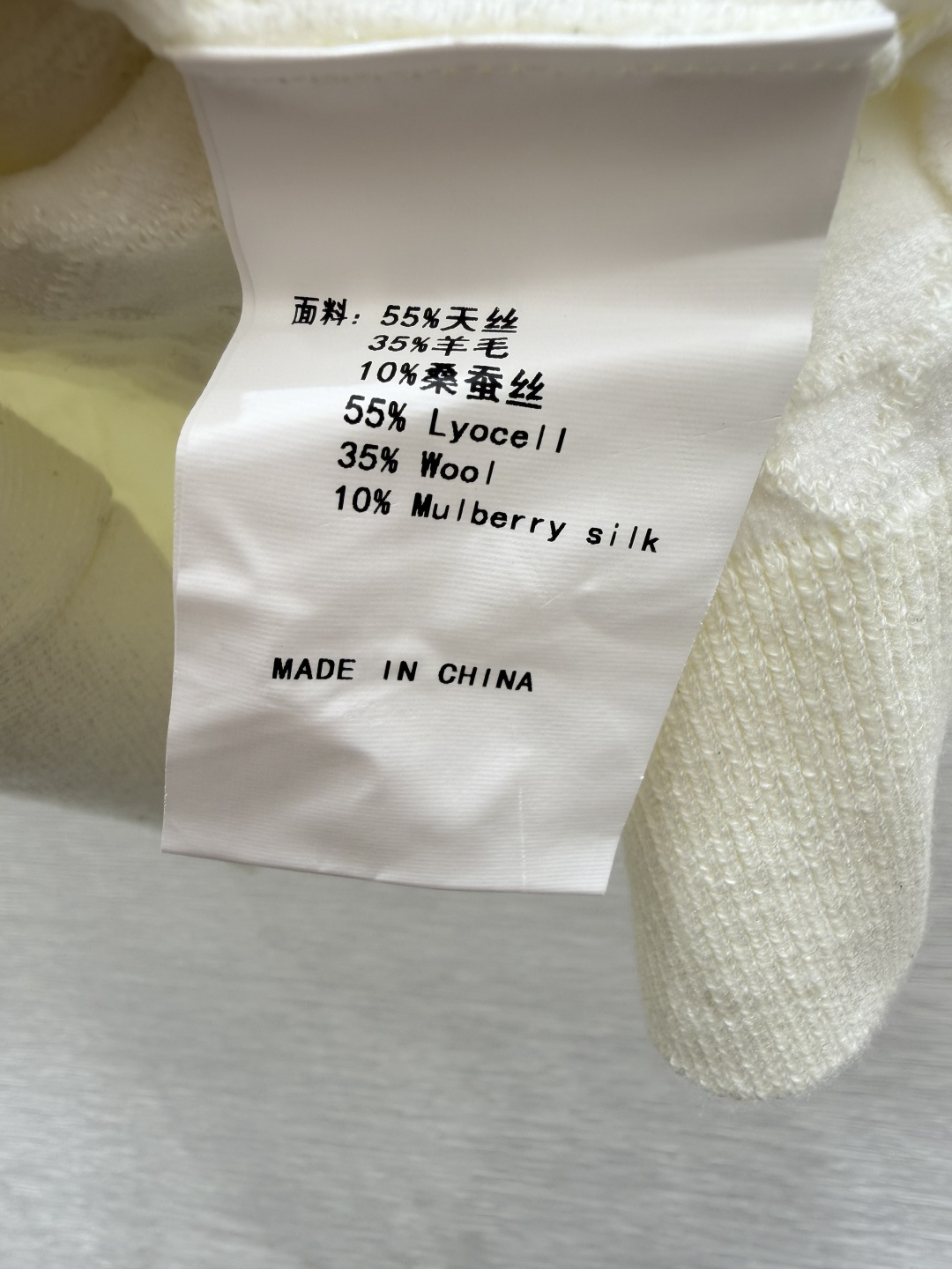 🆕D家🆕  早秋新款 纯色简约V领针织背心开衫 颜色：白色 黑色 尺码：36.38.40