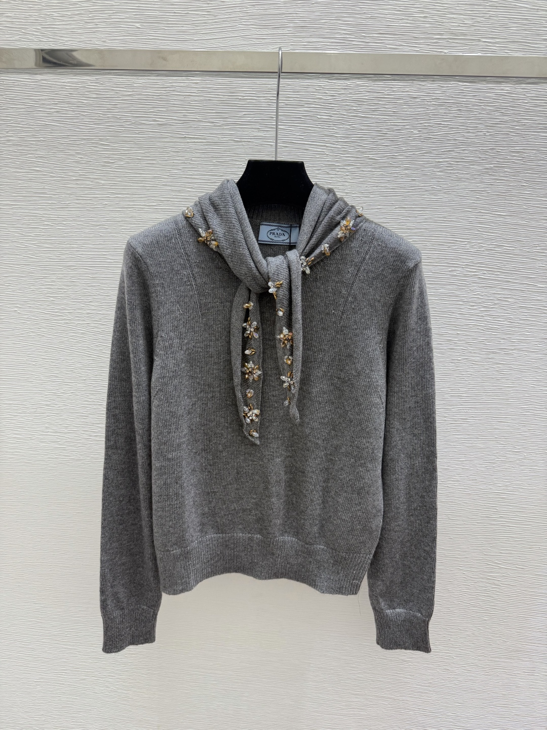 🆕P家🆕  早秋新款  纯色重工钉珠披肩圆领针织长袖 颜色：卡其 灰色 尺码：36.38.40