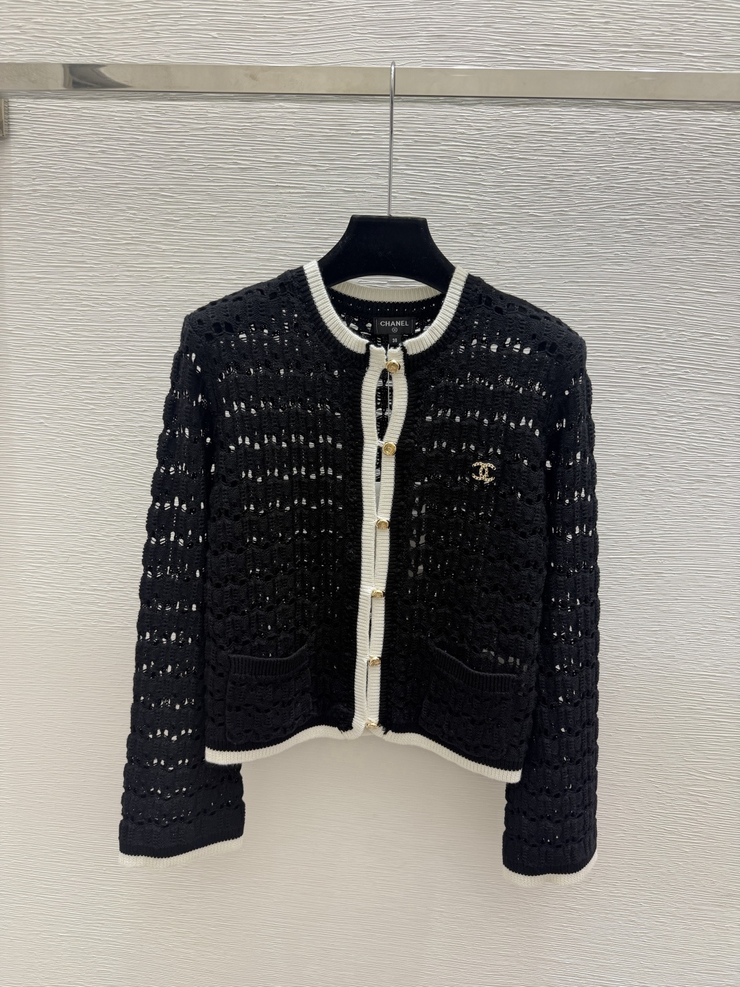 🆕CH家🆕  早秋新款  撞色镂空圆针织长袖开衫 颜色：白色 黑色 尺码：36.38.40