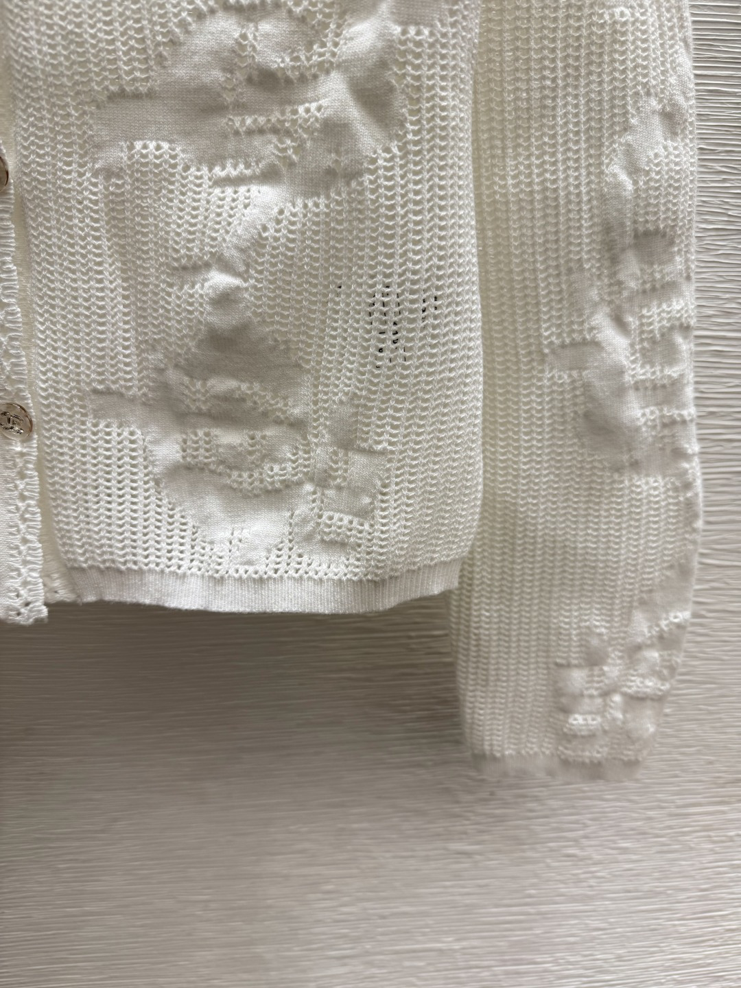 🆕CH家🆕  早秋新款  纯色花卉圆领针织长袖开衫 颜色：白色 尺码：36.38.40      