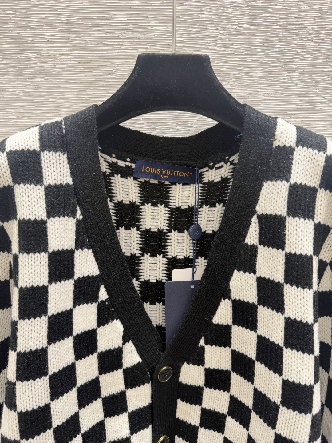 🆕L家🆕  早秋新款  撞色格子V领针织长袖开衫 颜色：黑色 尺码：36.38.40      