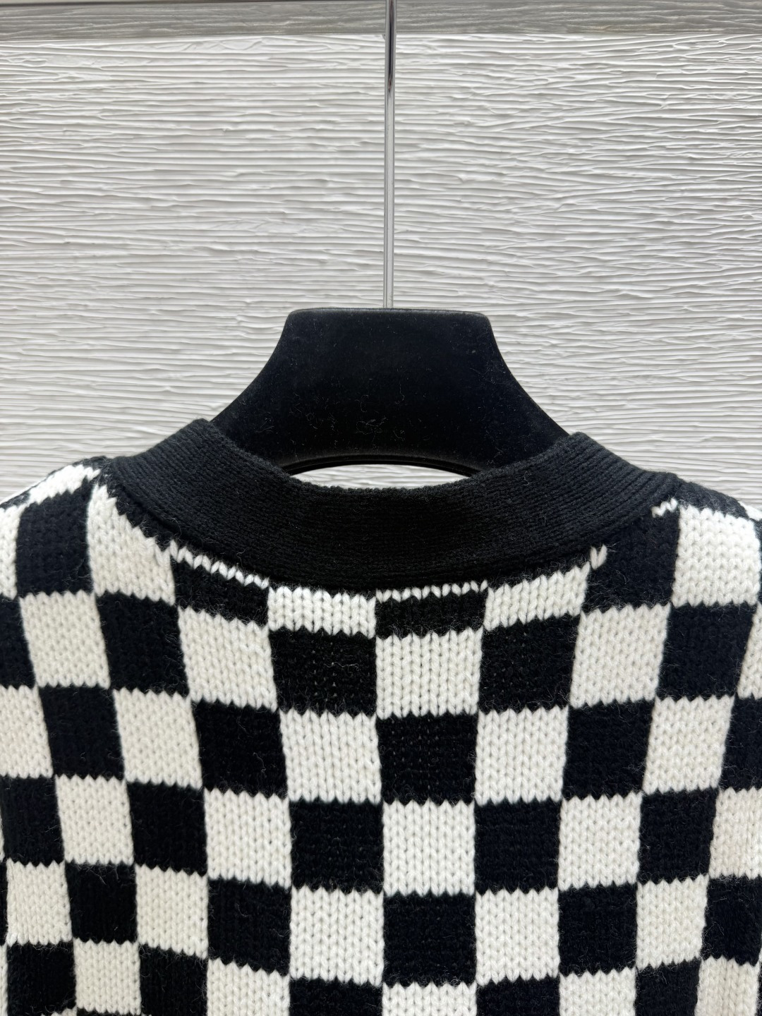 🆕L家🆕  早秋新款  撞色格子V领针织长袖开衫 颜色：黑色 尺码：36.38.40      