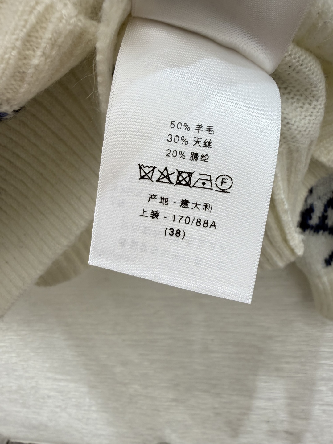 🆕D家🆕  早秋新款  撞色青花瓷V领针织长袖开衫 颜色：白色 尺码：36.38.40      