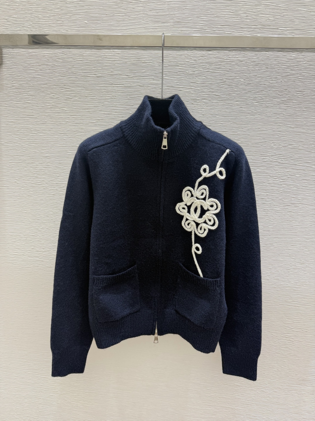 🆕CH家🆕  早秋新款  撞色花卉高领针织长袖开衫 颜色：白色 宝蓝 尺码：36.38.40      