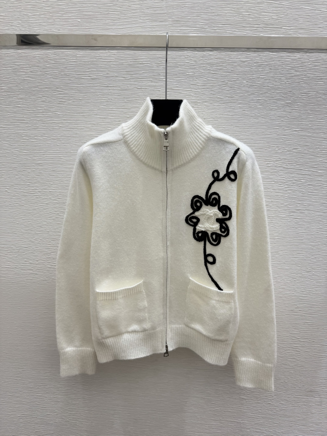 🆕CH家🆕  早秋新款  撞色花卉高领针织长袖开衫 颜色：白色 宝蓝 尺码：36.38.40      