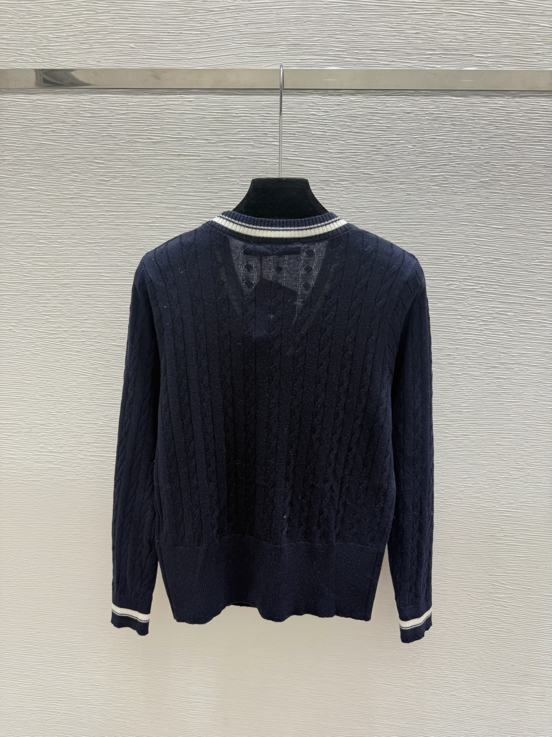 🆕D家🆕  早秋新款  撞色简约V领针织长袖开衫 颜色：白色 宝蓝 尺码：36.38.40      