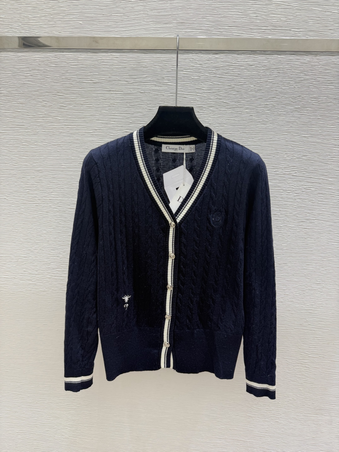 🆕D家🆕  早秋新款  撞色简约V领针织长袖开衫 颜色：白色 宝蓝 尺码：36.38.40      