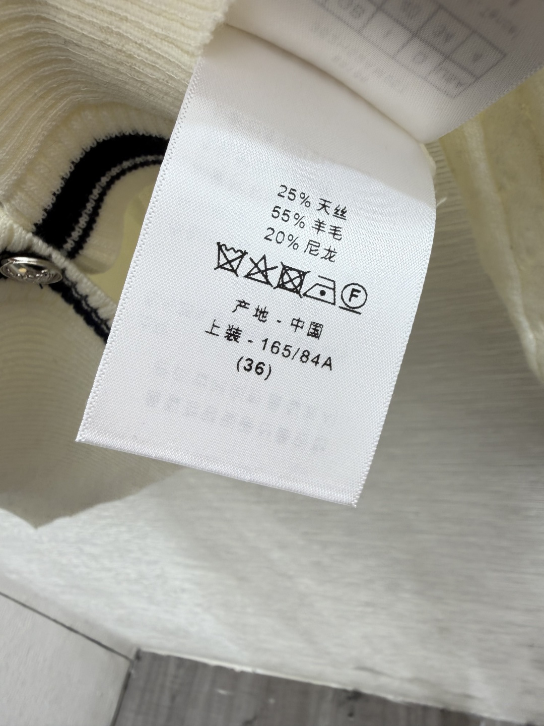 🆕D家🆕  早秋新款  撞色简约V领针织长袖开衫 颜色：白色 宝蓝 尺码：36.38.40      