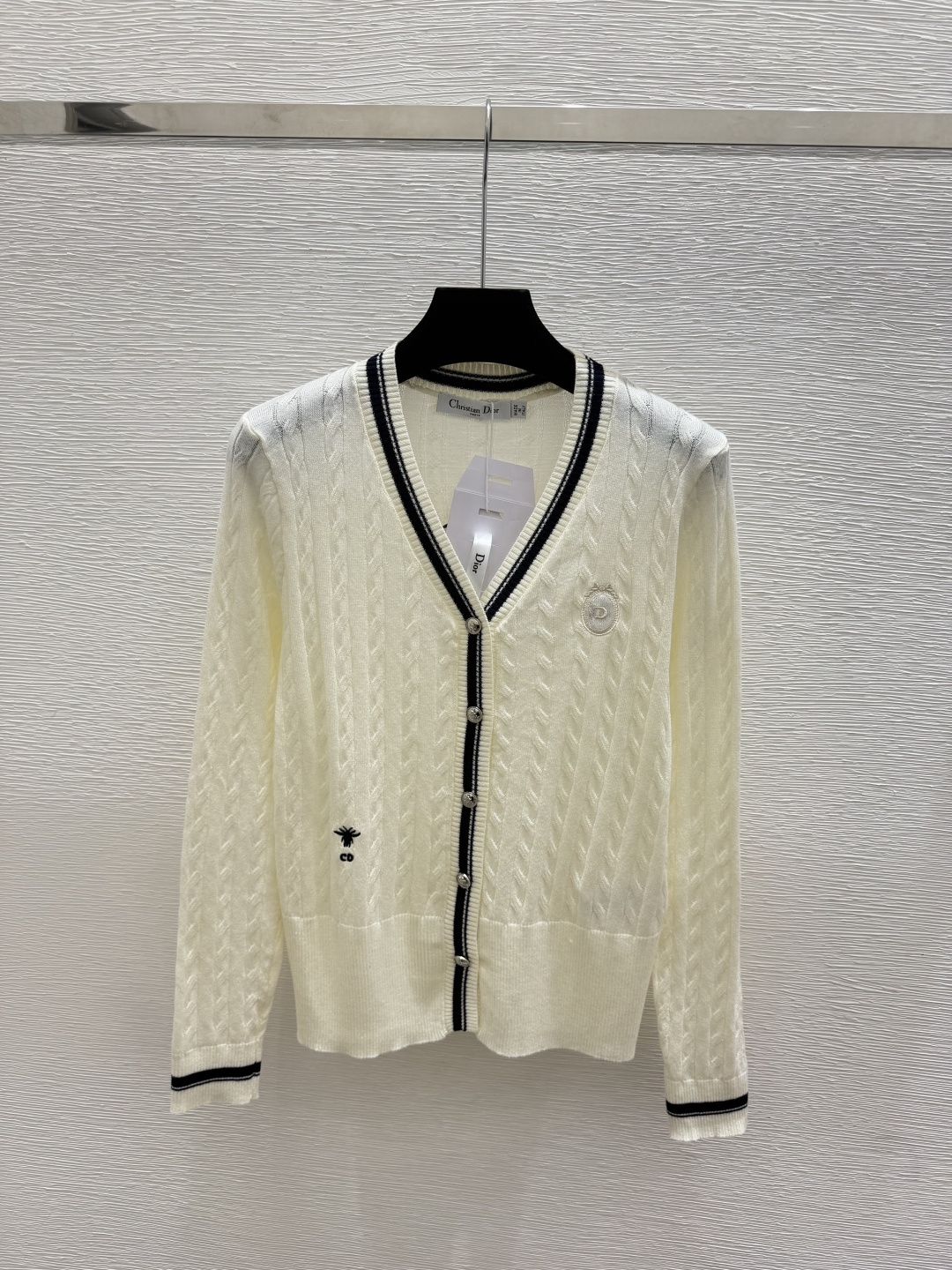 🆕D家🆕  早秋新款  撞色简约V领针织长袖开衫 颜色：白色 宝蓝 尺码：36.38.40      