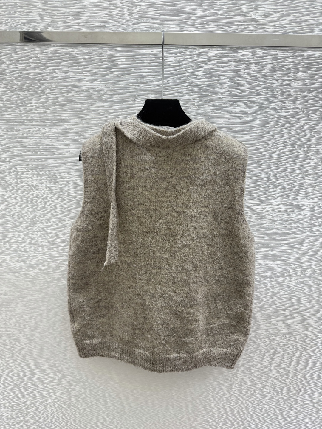 🆕LO家🆕  早秋新款  纯色简约V领针织背心开衫 颜色：卡其 咖啡 尺码：36.38.40      