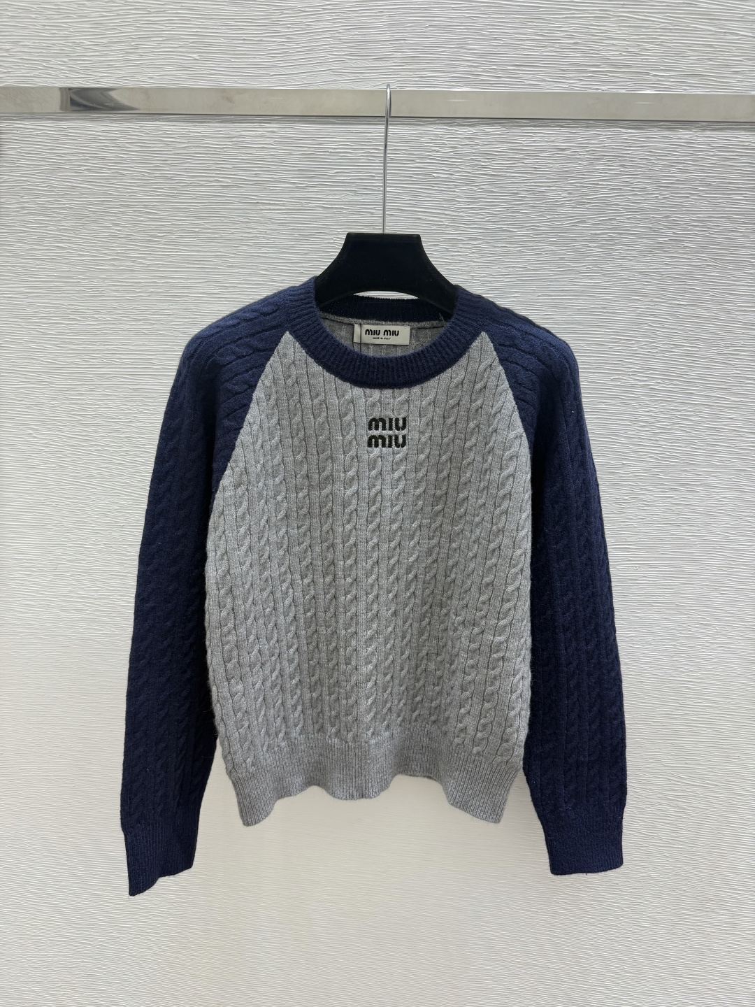🆕M家🆕  早秋新款  撞色简约圆领针织长袖 颜色：杏色 灰色 尺码：36.38.40      