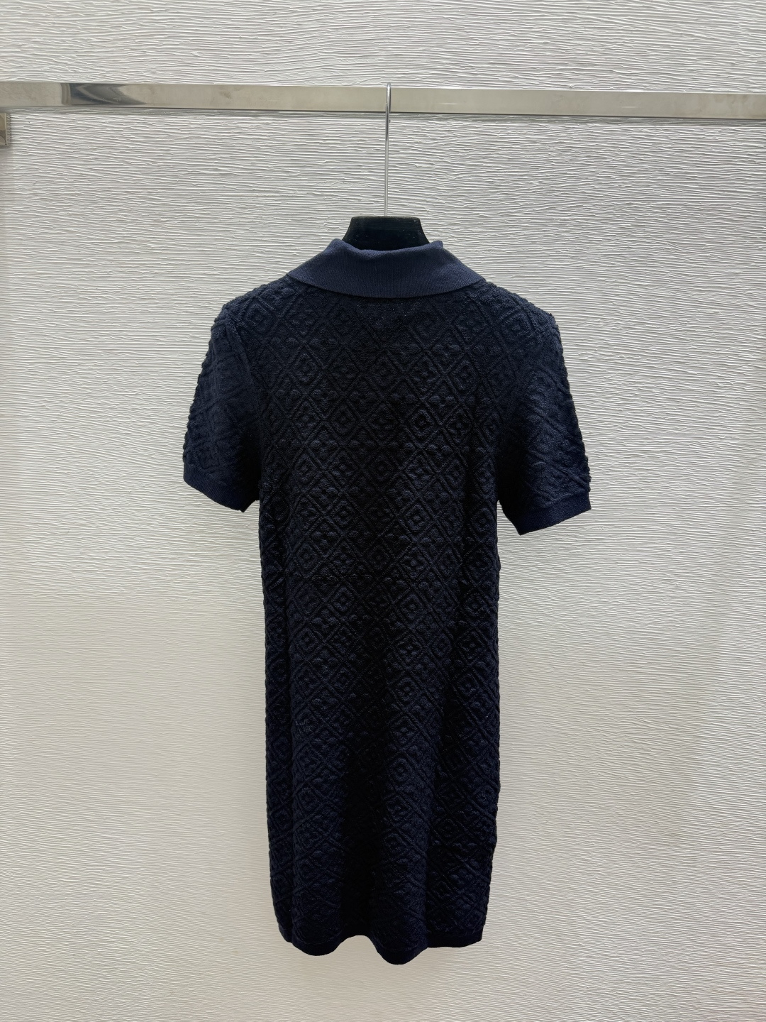 🆕L家🆕  早秋新款  纯色老花字母翻领针织短袖裙 颜色：宝蓝 尺码：36.38.40      