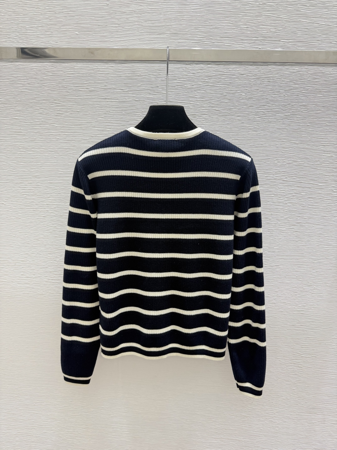 🆕CH家🆕  早秋新款  撞色条纹V领针织长袖开衫 颜色：白色 宝蓝 尺码：36.38.40      