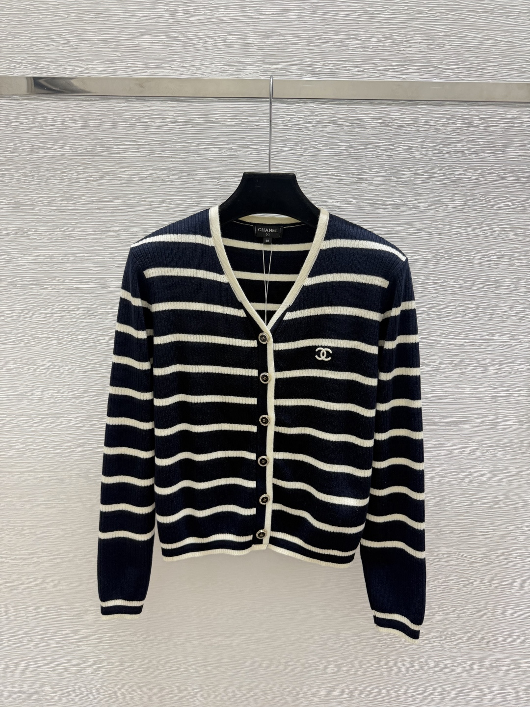 🆕CH家🆕  早秋新款  撞色条纹V领针织长袖开衫 颜色：白色 宝蓝 尺码：36.38.40      